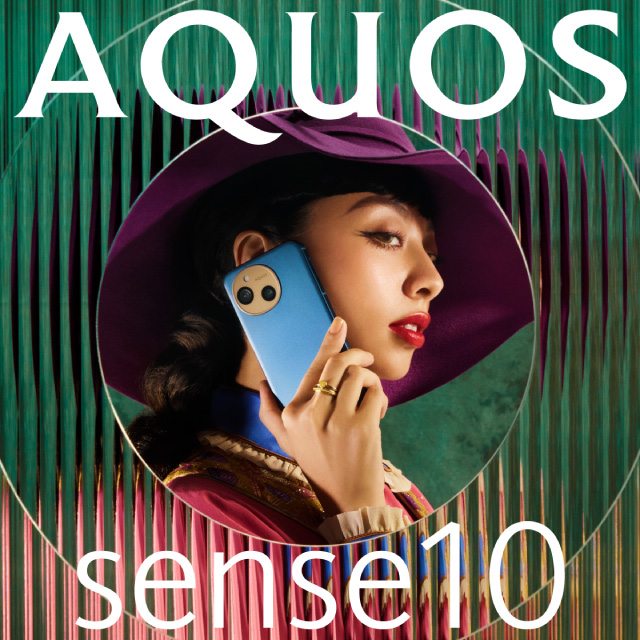 AQUOS sense10を持つ女性の画像。