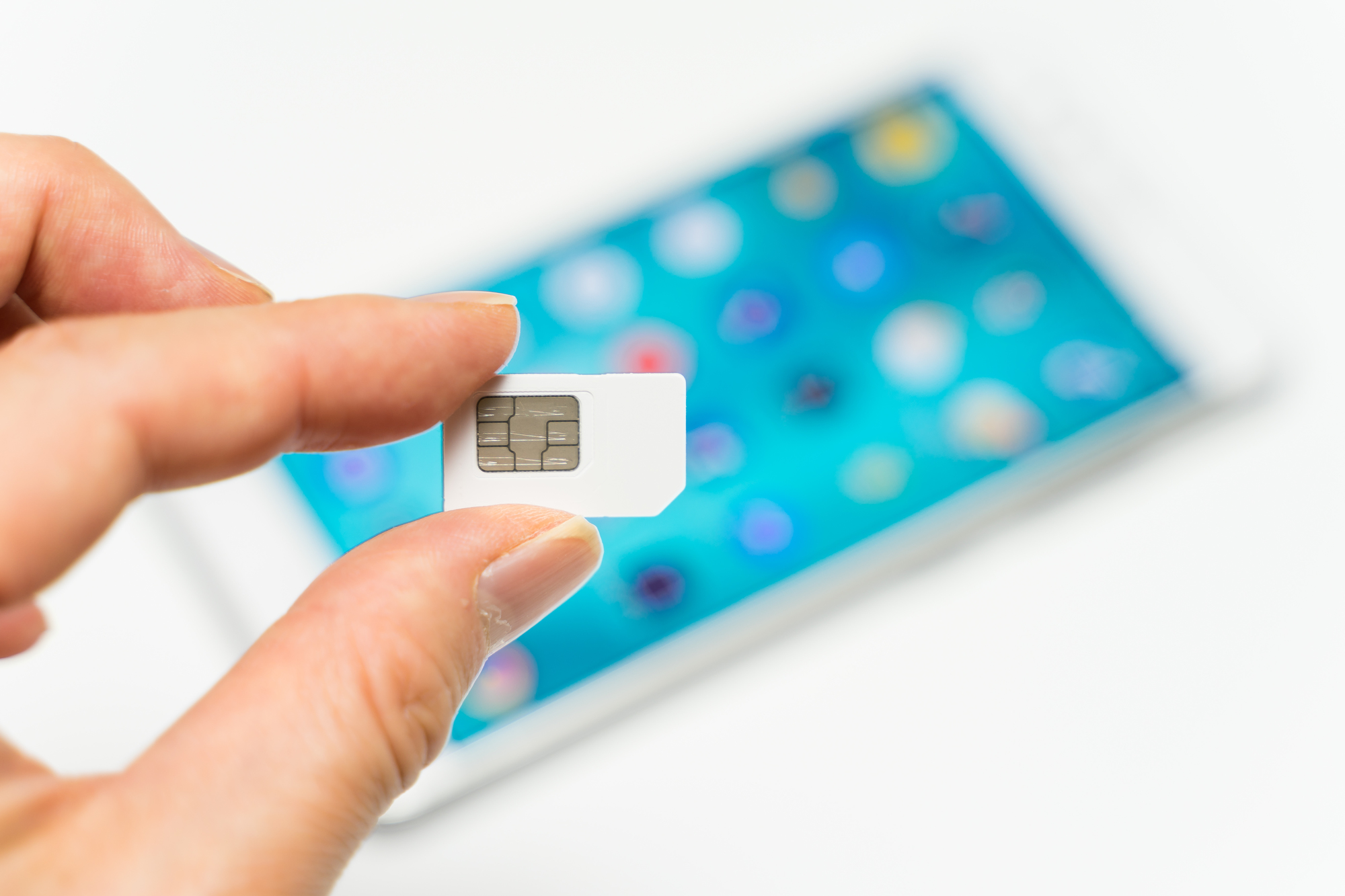格安SIMとは携帯キャリアと比べて安価で利用できるSIMカードの総称